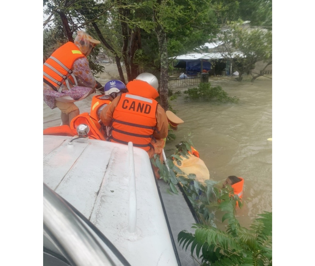 Hàng chục người dân ở thôn Đàn Hạ được sơ tán khẩn khỏi vùng ngập lụt. (Ảnh: Phòng Cảnh sát đường thủy cung cấp).
