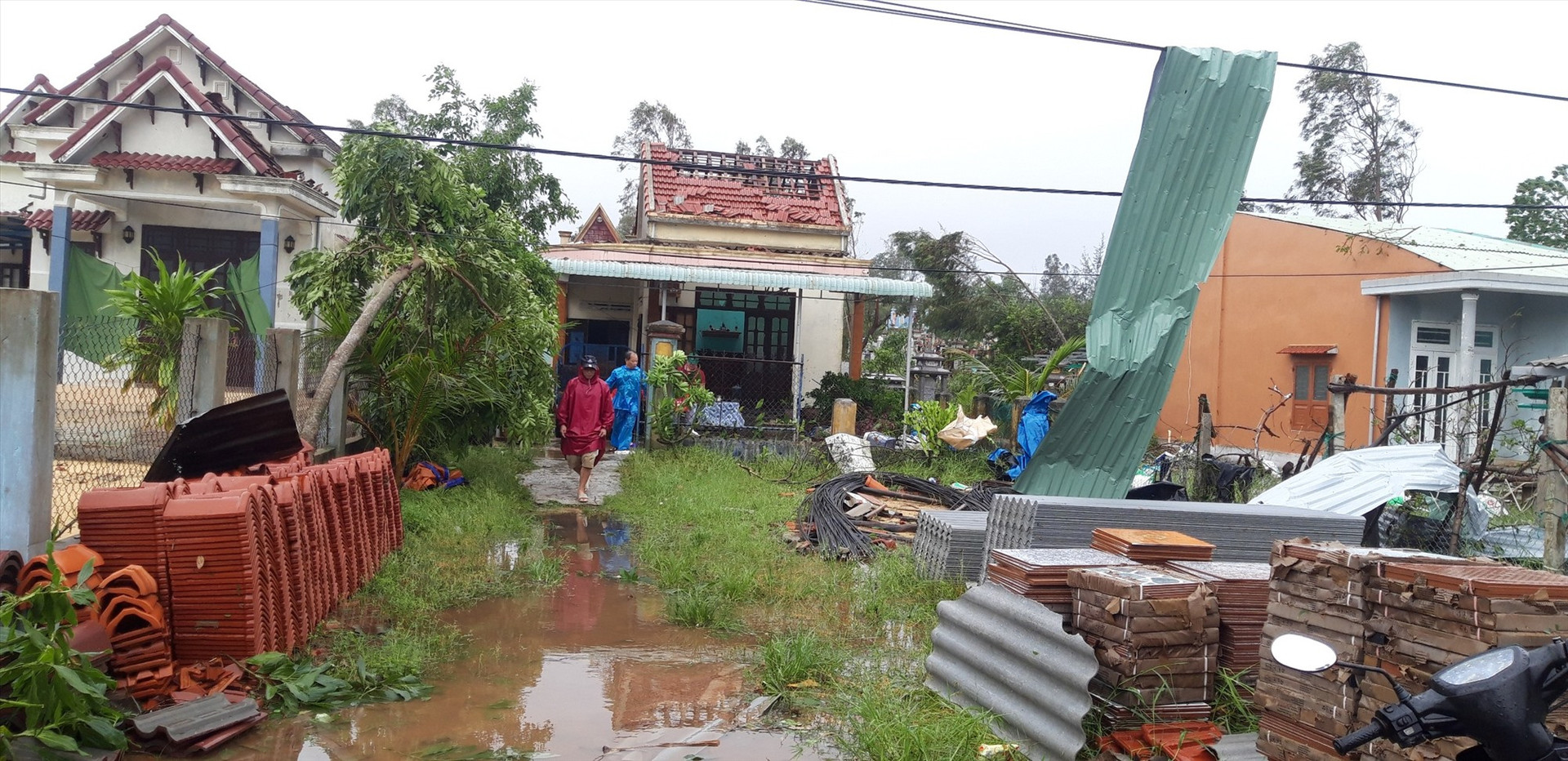 Lốc xoáy đã làm 13 nhà dân ở xã Bình Hải ( huyện Thăng Binh) thiệt nặng nề.Ảnh: H.A