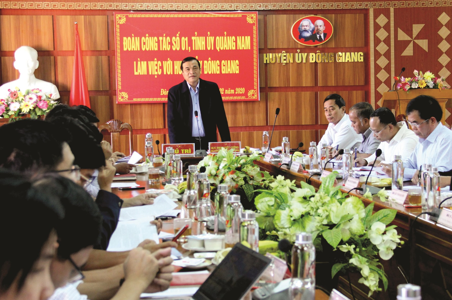 Đoàn công tác của Tỉnh ủy làm việc với Huyện ủy Đông Giang liên quan đến công tác chuẩn bị Đại hội Đảng các cấp, nhiệm kỳ 2020 - 2025. Ảnh: ALĂNG NGƯỚC