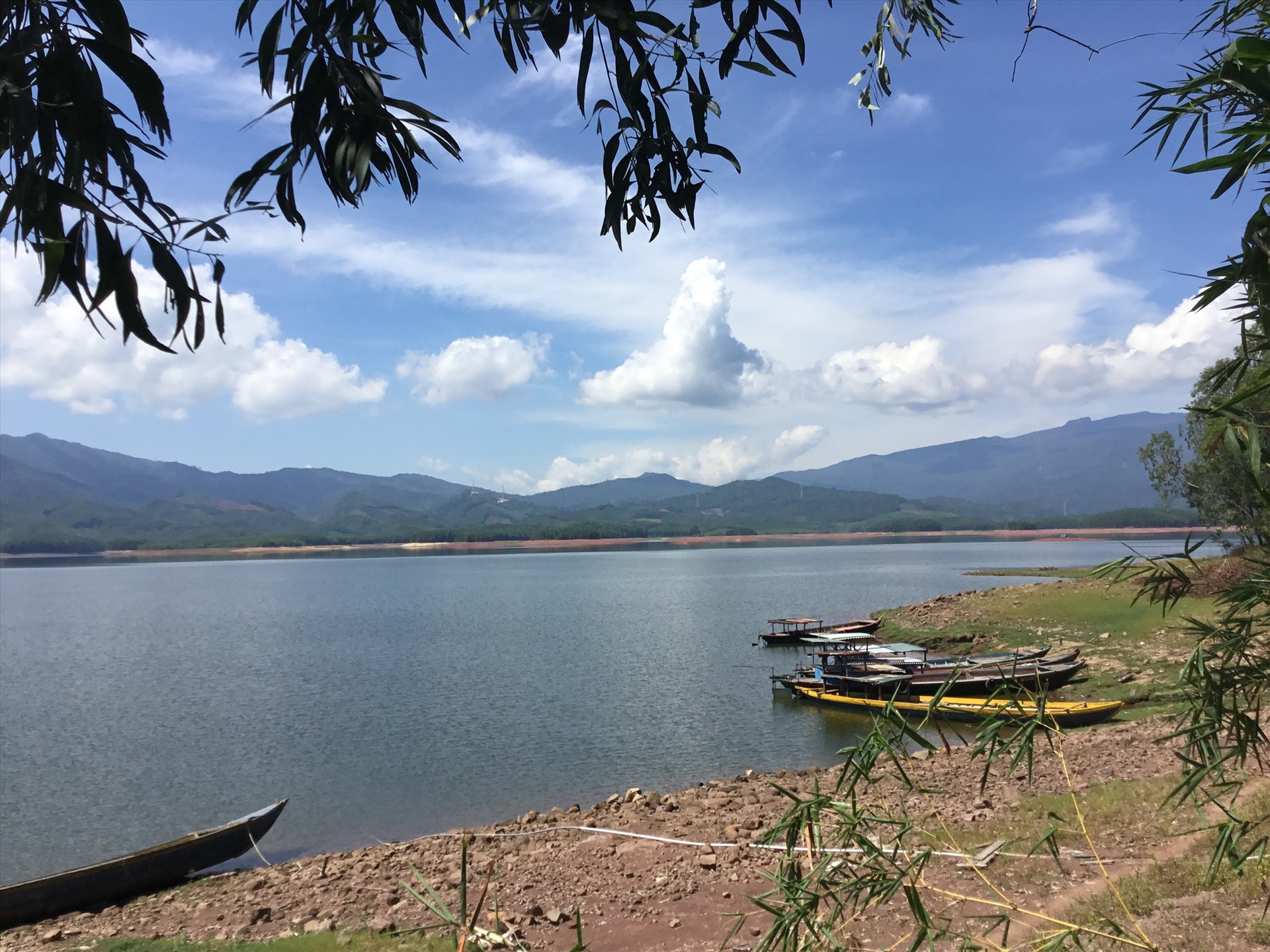 Hồ Khe Tân.