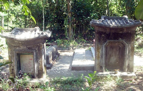 Mộ bà Nguyễn Thị Sắt (phải) và mộ cụ bà thân sinh ở Tiên Cảnh.