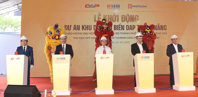  Lãnh đạo thành phố cùng đại diện chủ đầu tư nhấn nút khởi động dự án Khu du lịch biển DAP. Ảnh: HOÀNG HIỆP