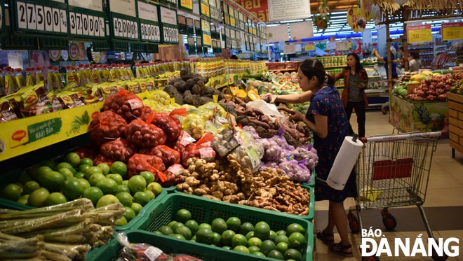 Sở Công thương thành phố cho biết, đã chuẩn bị các phương án cung ứng hàng hóa trong mùa mưa bão. Trong ảnh: Người dân đến mua thực phẩm tại Siêu thị Co.opmart.          Ảnh: KHÁNH HÒA