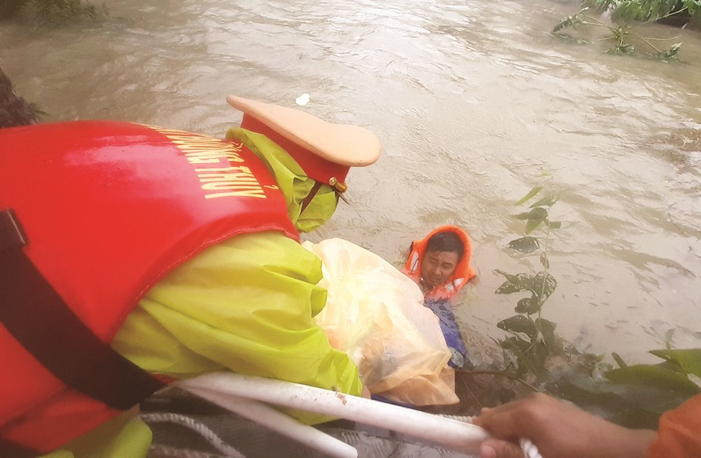 Lực lượng Cảnh sát đường thủy sơ tán dân tại vùng ngập sâu của xã Tam Đàn (Phú Ninh). Ảnh: V.T