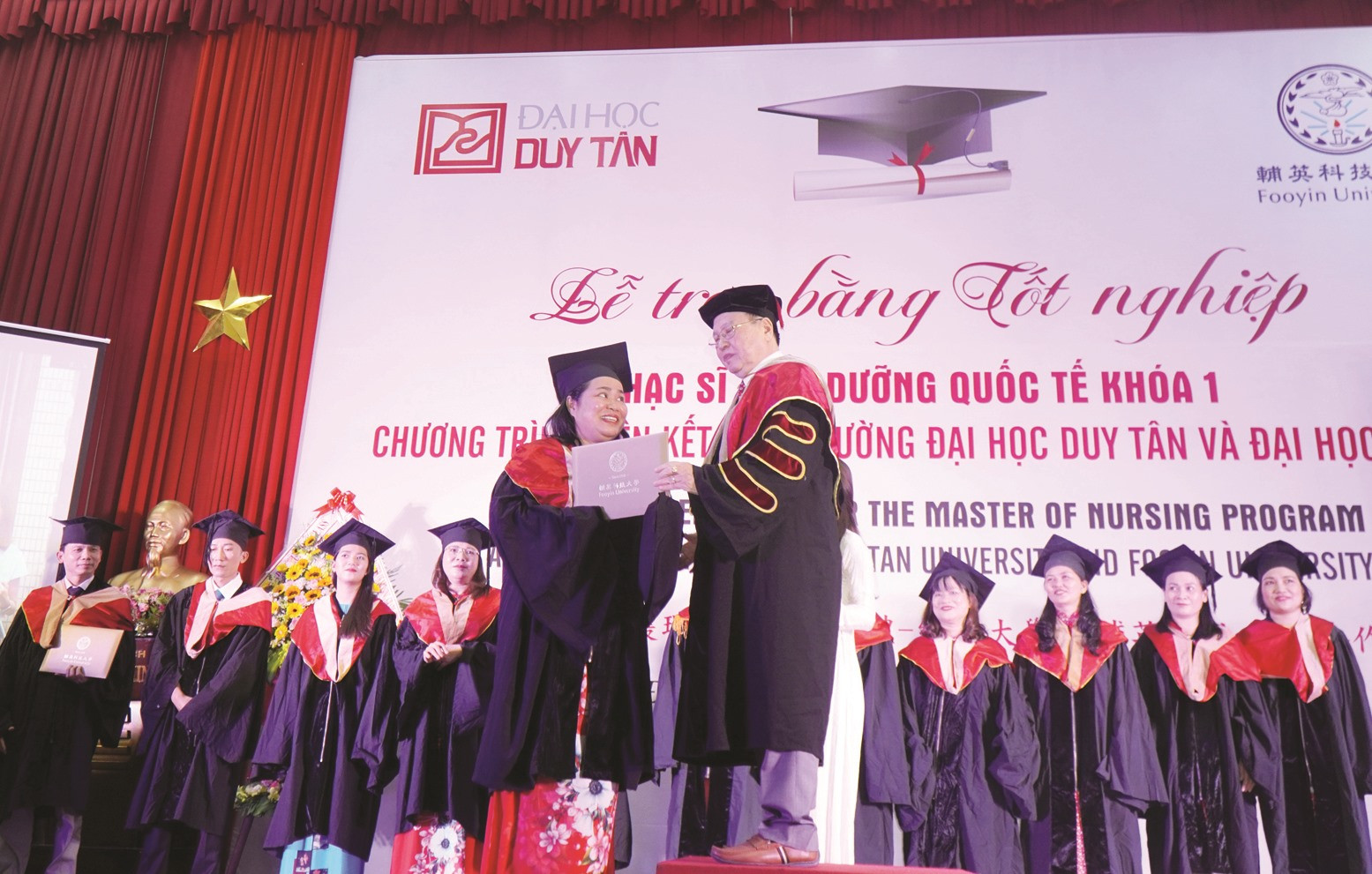 Nguyễn Thị Hồng, một trong 25 tân thạc sĩ Điều dưỡng quốc tế đầu tiên vừa nhận bằng tốt nghiệp Trường Đại học Fooyin - Đài Loan, hiện công tác tại Bệnh viên Đa khoa khu vực miền núi Bắc Quảng Nam. Ảnh: N.T.B