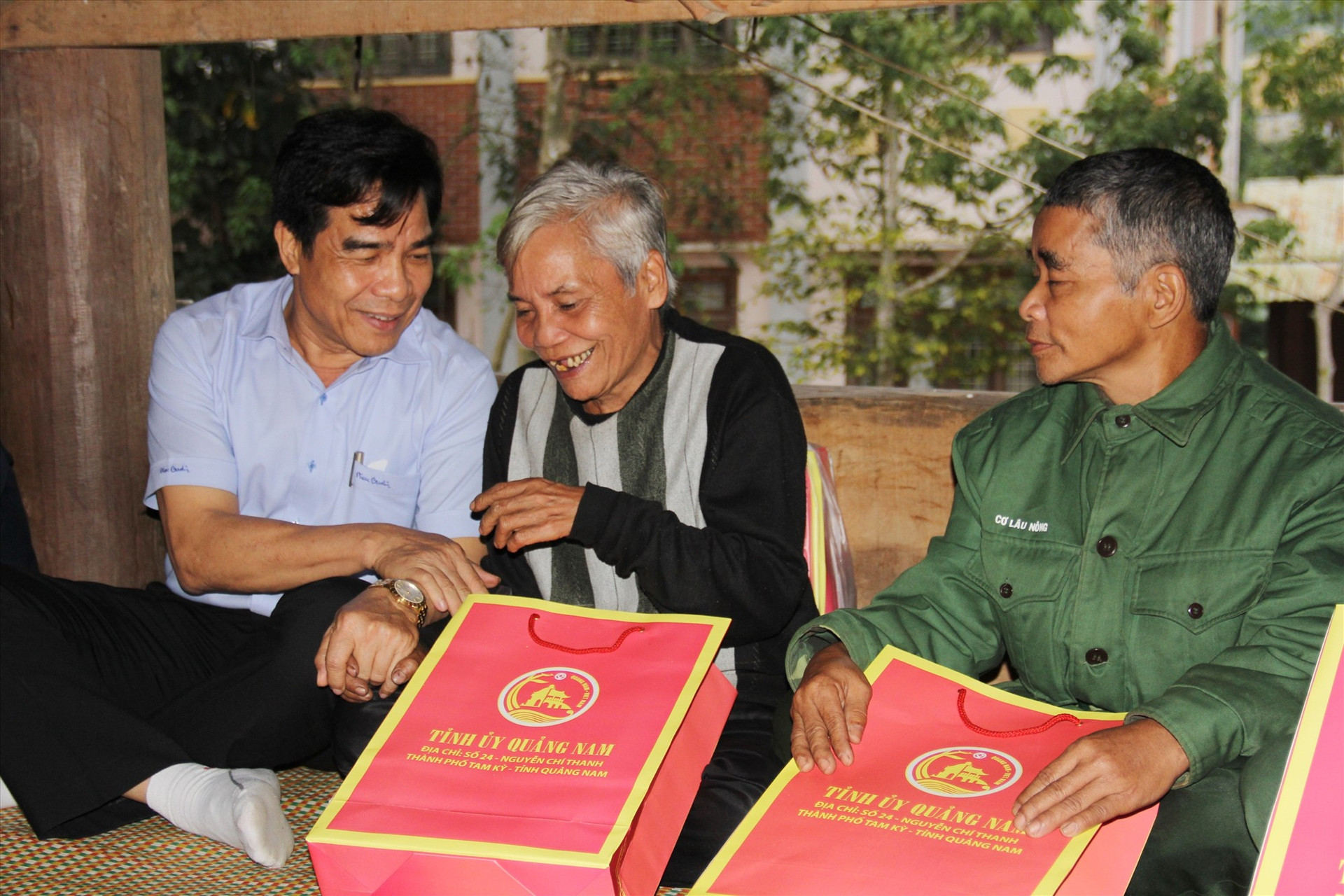 Phó Bí thư Thường trực Tỉnh ủy Lê Văn Dũng thăm, tặng quà các già làng vùng cao.
