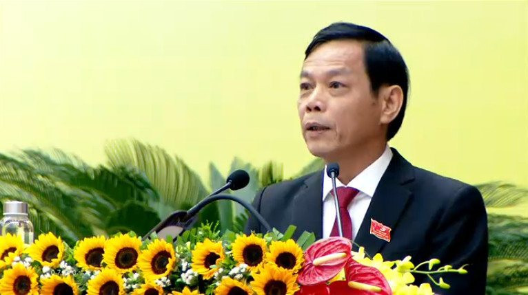 Đồng chí Nguyễn Chín - Ủy viên Ban Thường vụ, Trưởng ban Tổ chức Tỉnh ủy báo cáo kết quả phiên đại hội nội trù bị ngày 11.10