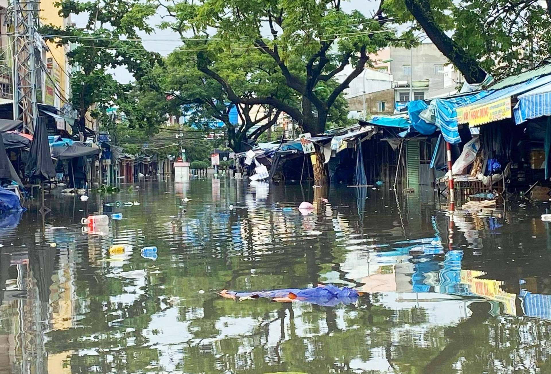 Đường Trần Cao Vân trước mặt tiền chợ Tam Kỳ lúc 7 giờ 20 phút sáng 12.10 vẫn bị cô lập bởi nước lũ