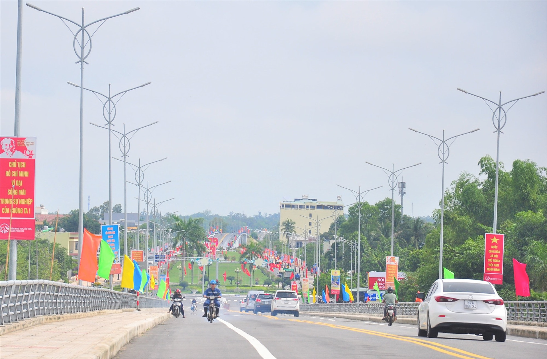 Cầu Điện Biên Phủ cũng được trang trí rực rỡ cờ, khẩu hiệu. Ảnh: VINH ANH
