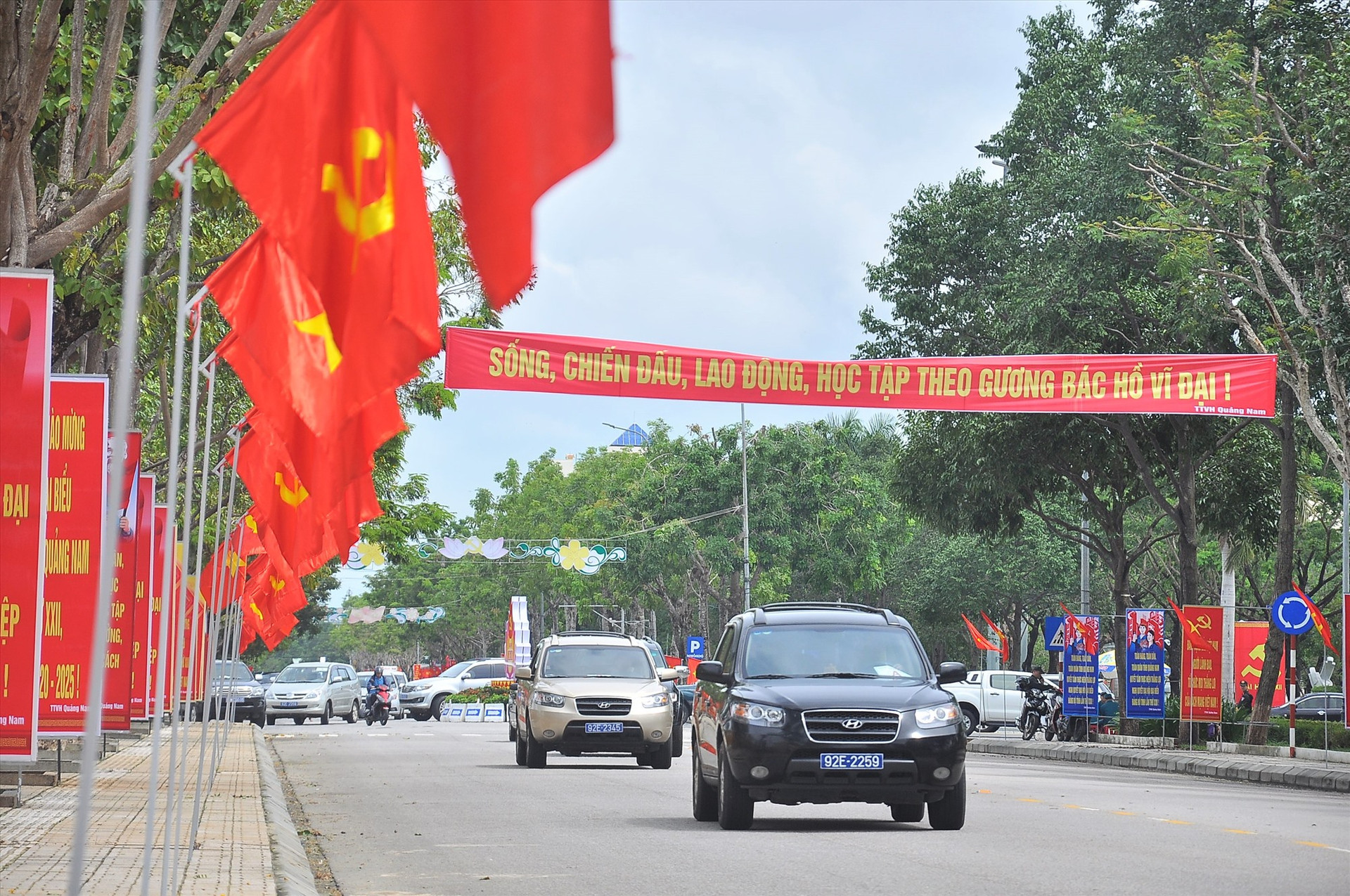 Tuyến đường Trần Phú ngập tràn sắc đỏ. Ảnh: VINH ANH