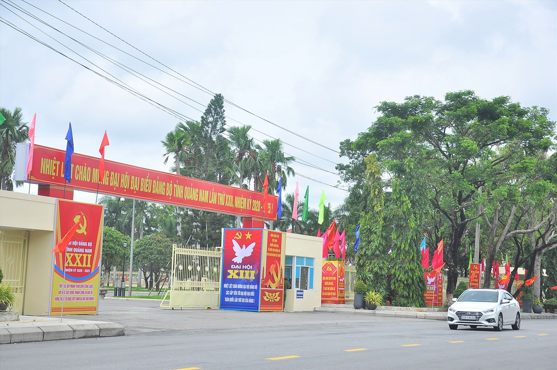 Khu vực trước cổng trụ sở Tỉnh ủy được trang trí rực rỡ cờ, hoa, khẩu hiệu mừng đại hội. Ảnh: VINH ANH