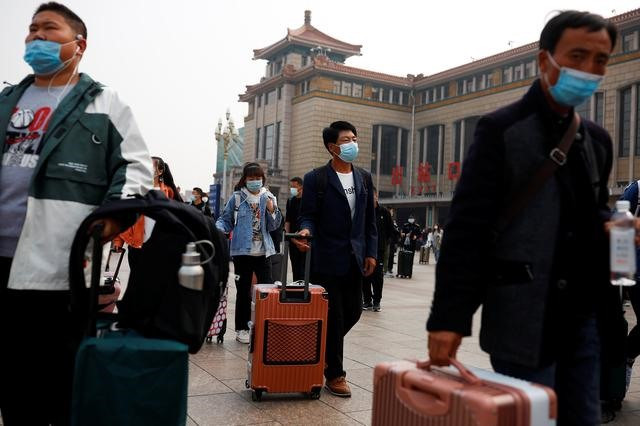 Hành khách tại một nhà ga ở Bắc Kinh, Trung Quốc. Ảnh: Reuters