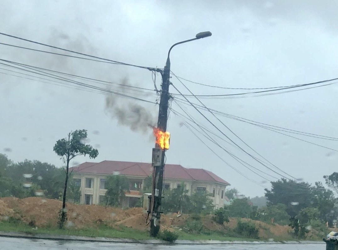Một sự cố chập điện tại Phú Ninh do mưa lũ. Ảnh: H.C
