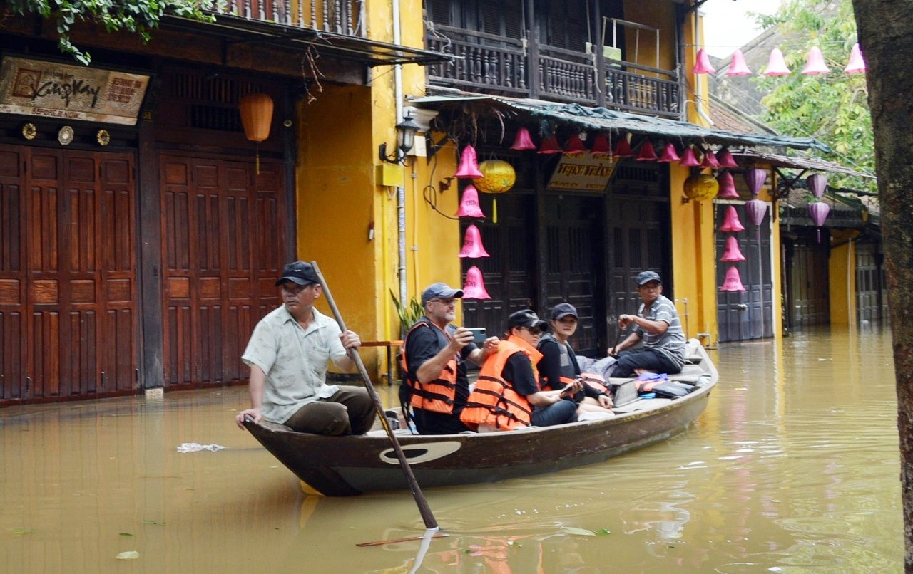 Đưa khách tham quan phố cổ bằng thuyền giúp một số hộ dân có thêm thu nhập mùa mưa lũ.