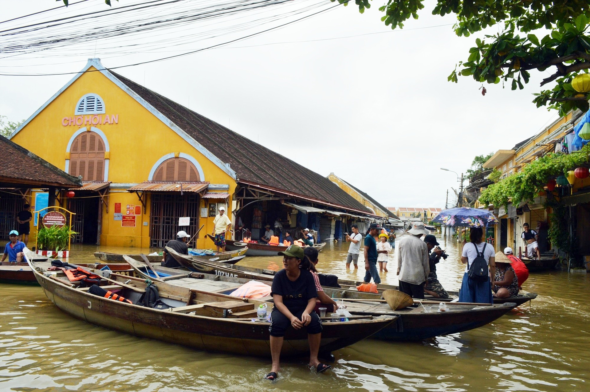 Một “bến thuyền” du lịch Hội An mùa lụt.