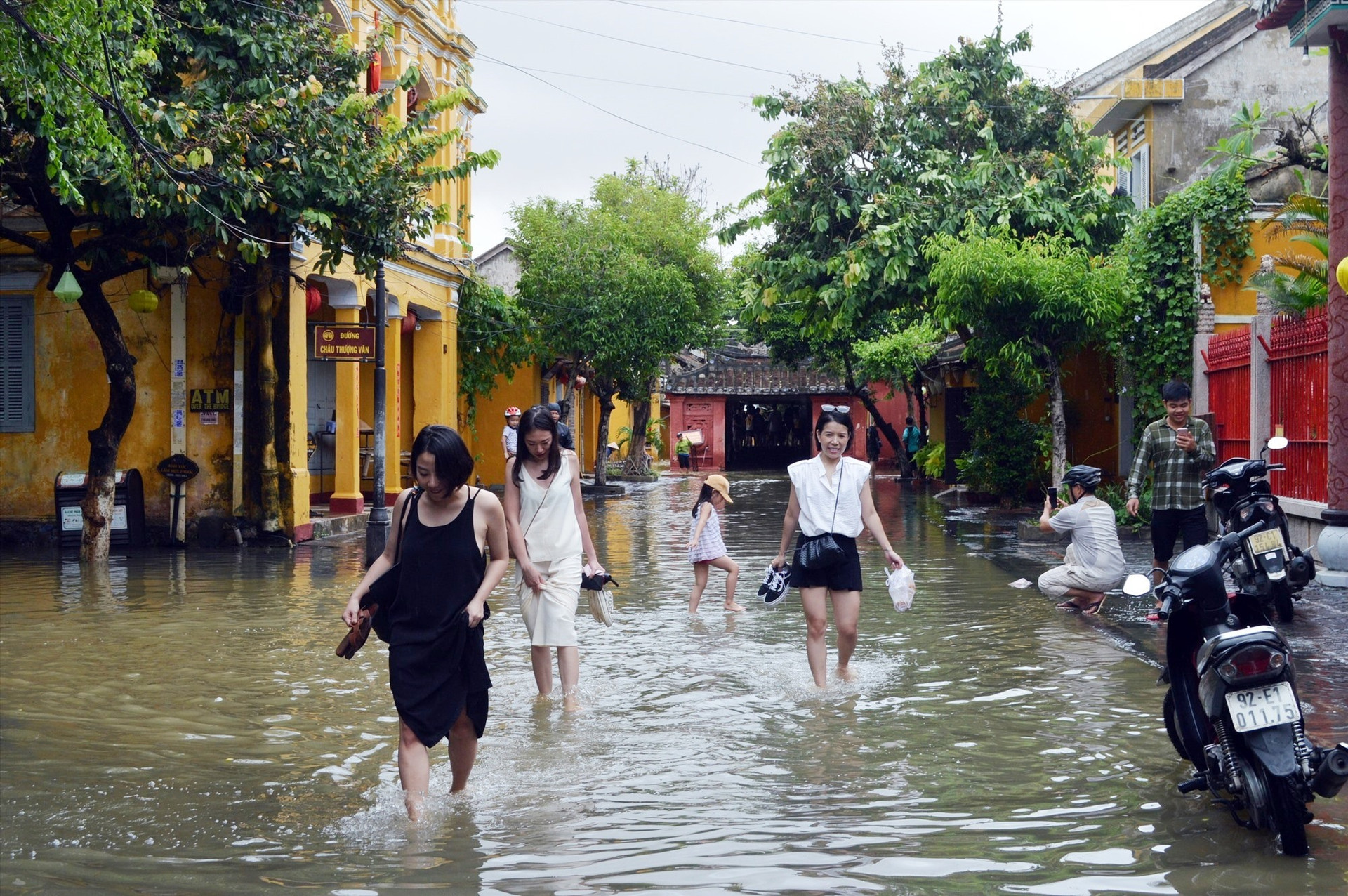 Du khách nước ngoài phấn khích trải nghiệm phố cổ mùa lụt