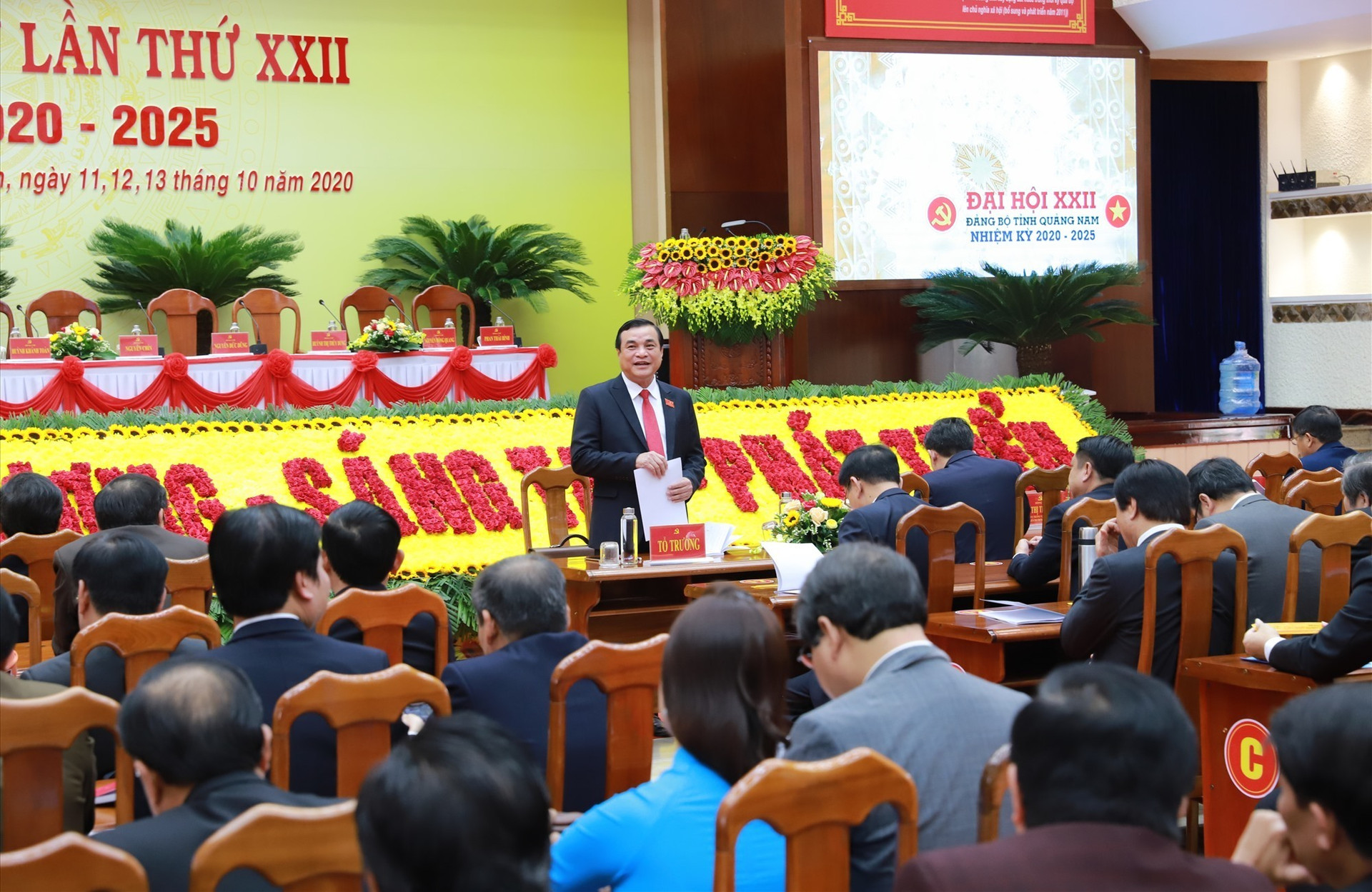 Đồng chí Phan Việt Cường - Ủy viên trung ương Đảng, Bí thư Tỉnh ủy (khóa XXI) điều hành thảo luận tại tổ.