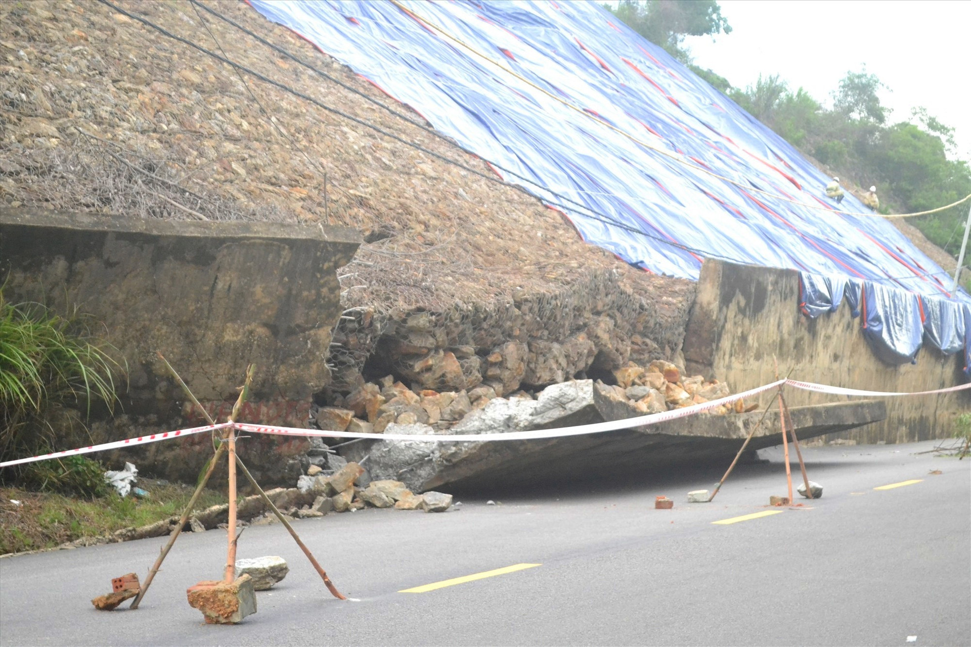 Tường chắn và mái taluy đường tại lý trình km44+900 của QL14B bị ngã đổ. Ảnh: CT