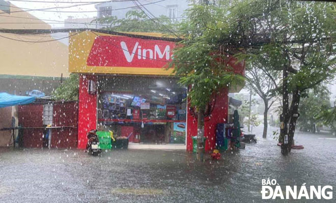 Mưa lớn kéo dài khiến công tác xử lý thoát nước trên địa bàn thành phố gặp không ít khó khăn.  TRONG ẢNH: Mưa lớn làm ngập một đoạn trên tuyến đường Hải Hồ, quận Hải Châu sáng 11-10. Ảnh: HUỲNH LÊ