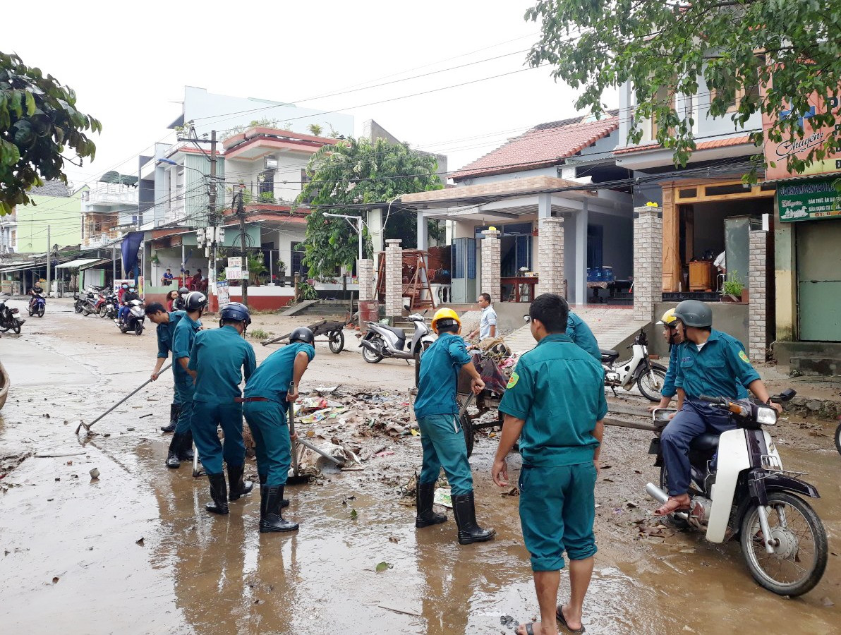 Lực lượng xung kích huyện Nông Sơn giúp dân dọn dẹp sau lũ. Ảnh: HOÀNG LIÊN