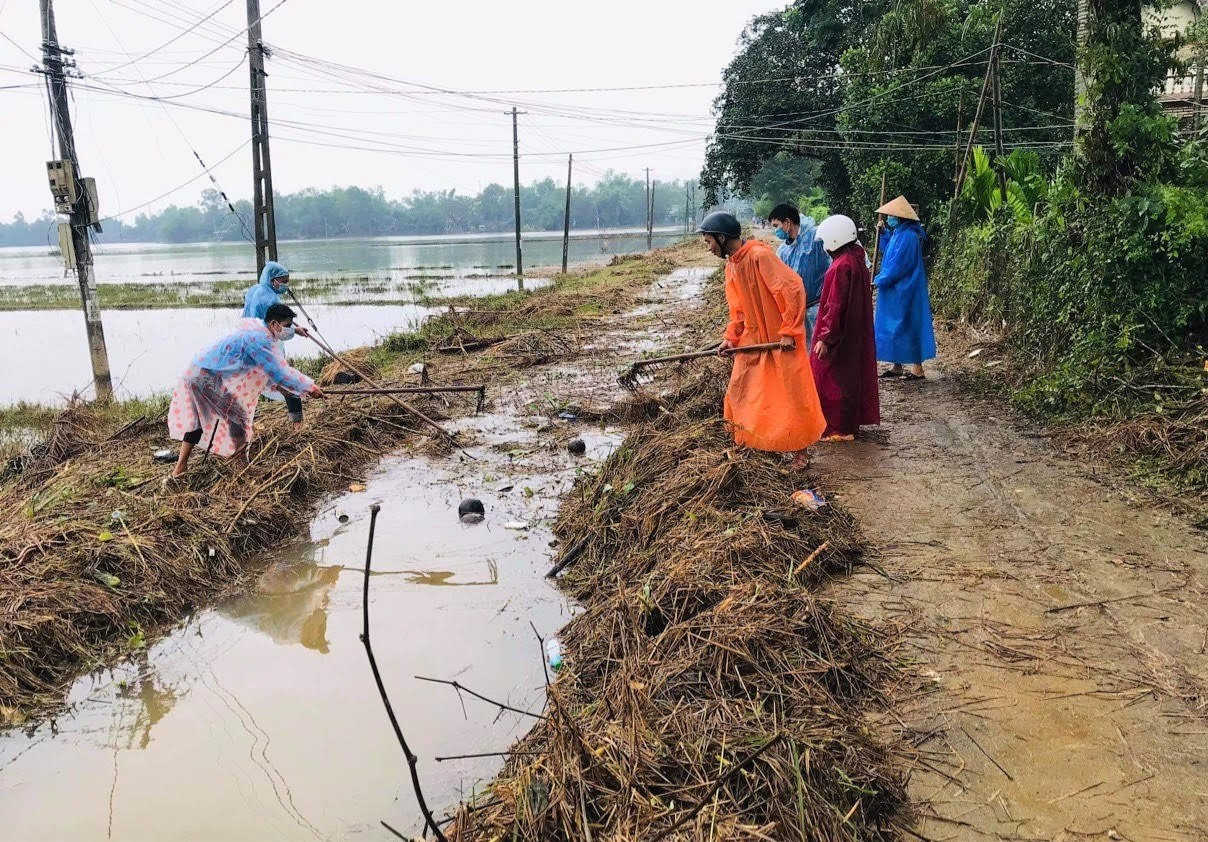 Thanh niên Phú Ninh giúp dân khơi thông các tuyến kênh nội đồng. Ảnh: H.C