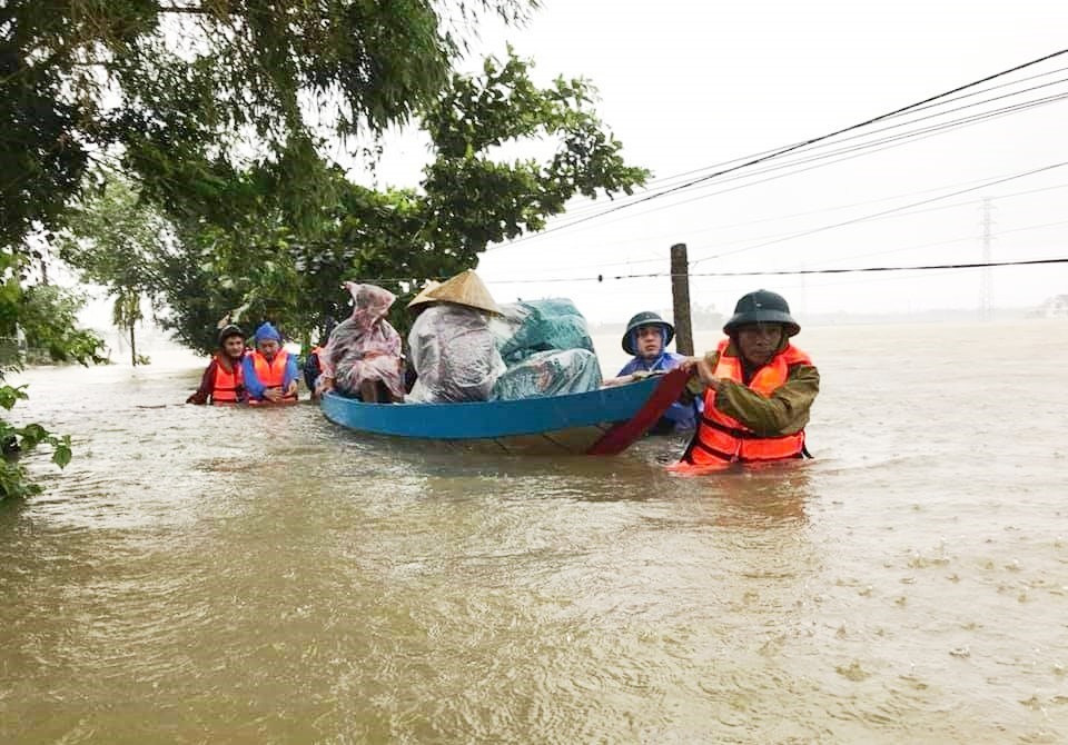 Lực lượng chức năng sơ tán người dân ở vùng ngập sâu. Ảnh: CTV