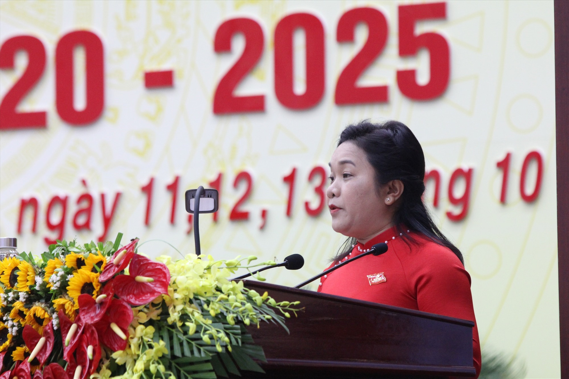 Trưởng ban Dân vận Tỉnh ủy Huỳnh Thị Thùy Dungtrình bày tóm tắt báo cáo tổng hợp các ý kiến góp ý vào dự thảo các văn kiện trình Đại hội đại biểu toàn quốc lần thứ XIII của Đảng.