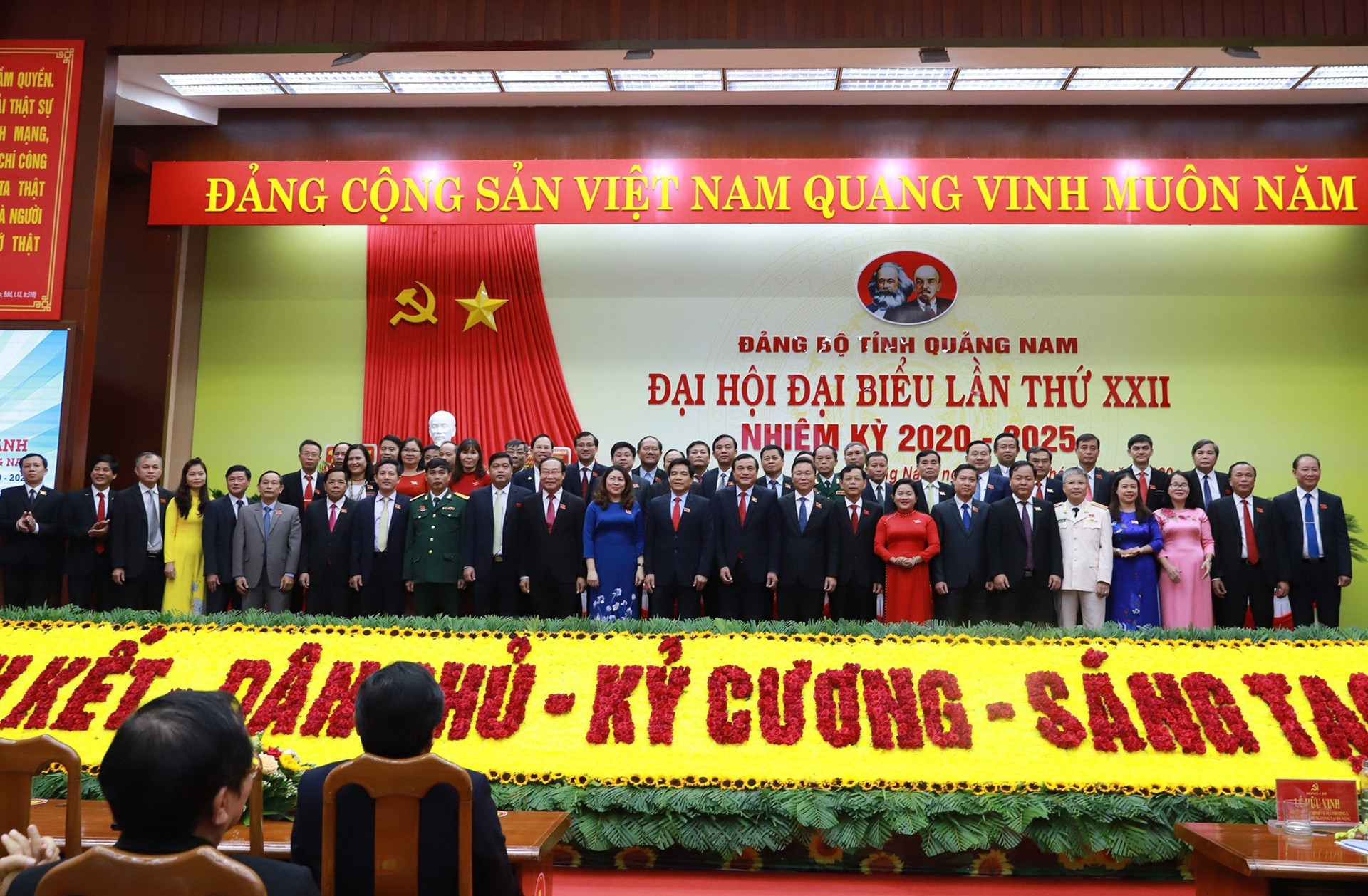 Các đồng chí Ủy viên Ban Chấp hành Đảng bộ tỉnh Quảng Nam khóa XXII, nhiệm kỳ 2020 - 2050 ra mắt trước Đại hội.