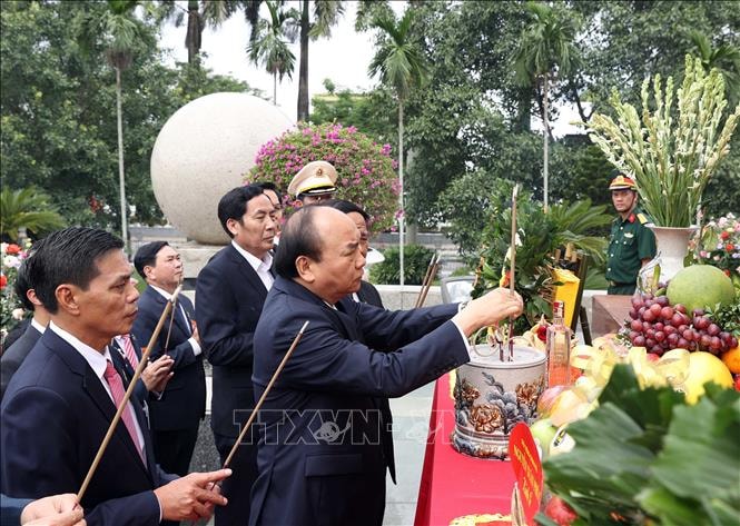 Thủ tướng Nguyễn Xuân Phúc và các đại biểu dâng hương tưởng niệm các Anh hùng liệt sỹ thành phố Hải Phòng trước khi khai mạc Đại hội. Ảnh: Thống Nhất/TTXVN