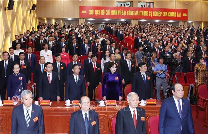 Các đại biểu thực hiện nghi thức chào cờ. Ảnh: Thống Nhất/TTXVN