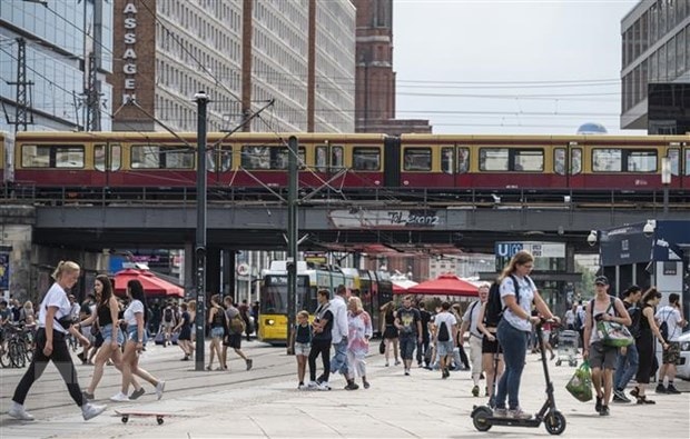 Người dân di chuyển trên đường phố tại Berlin, Đức ngày 14/8/2020, trong bối cảnh dịch COVID-19 lan rộng. (Nguồn: AFP/TTXVN)