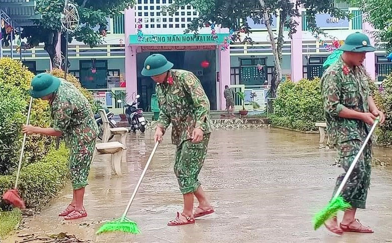 Quân đội hỗ trợ dọn vệ sinh trường học tại Đại Lộc sau lũ. Ảnh: H.L