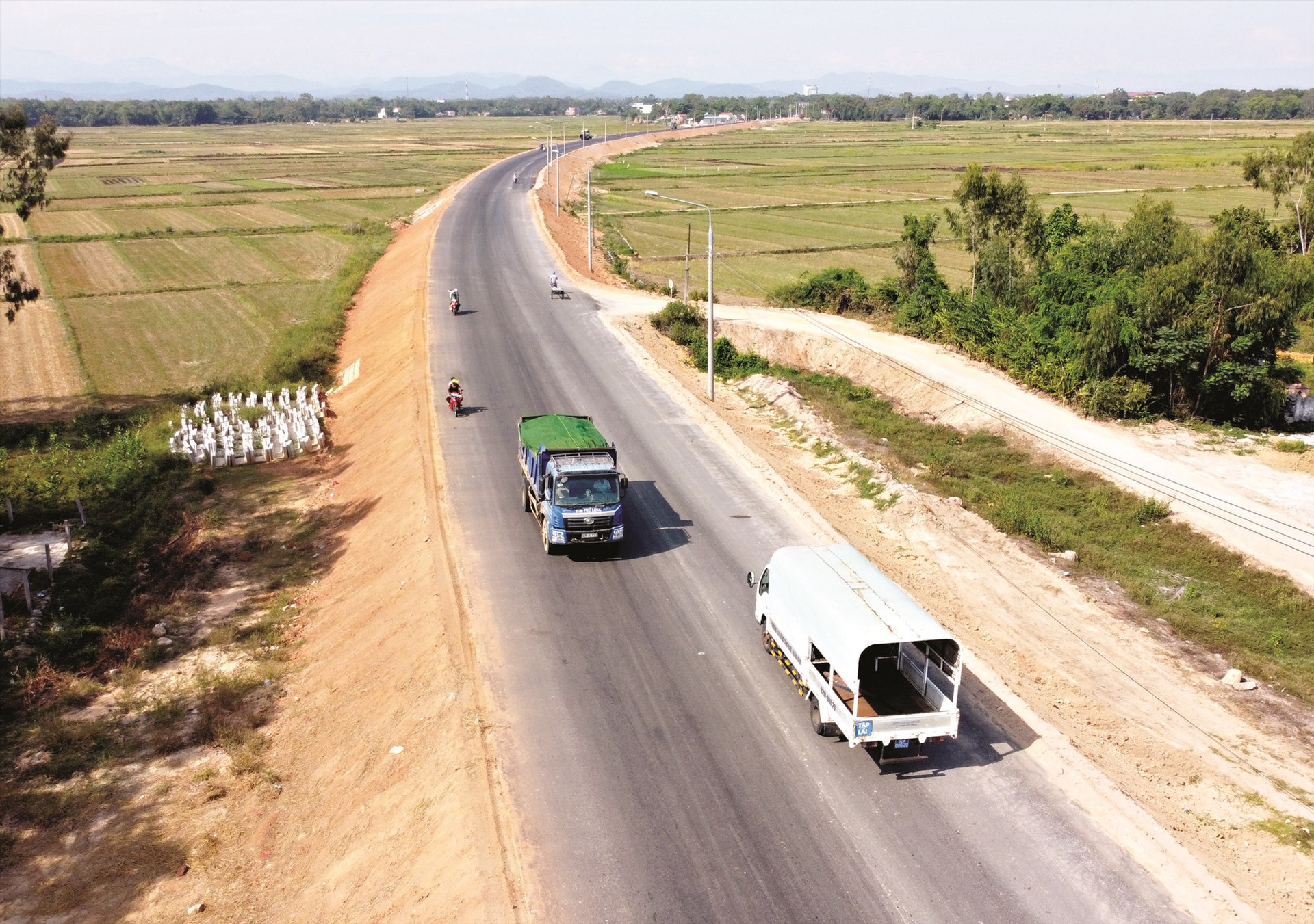 Đường Thanh Hóa nối xã ven biển Tam Thanh (Tam Kỳ) đi Trà My đang được nâng cấp, mở rộng. Ảnh: PHƯƠNG THẢO