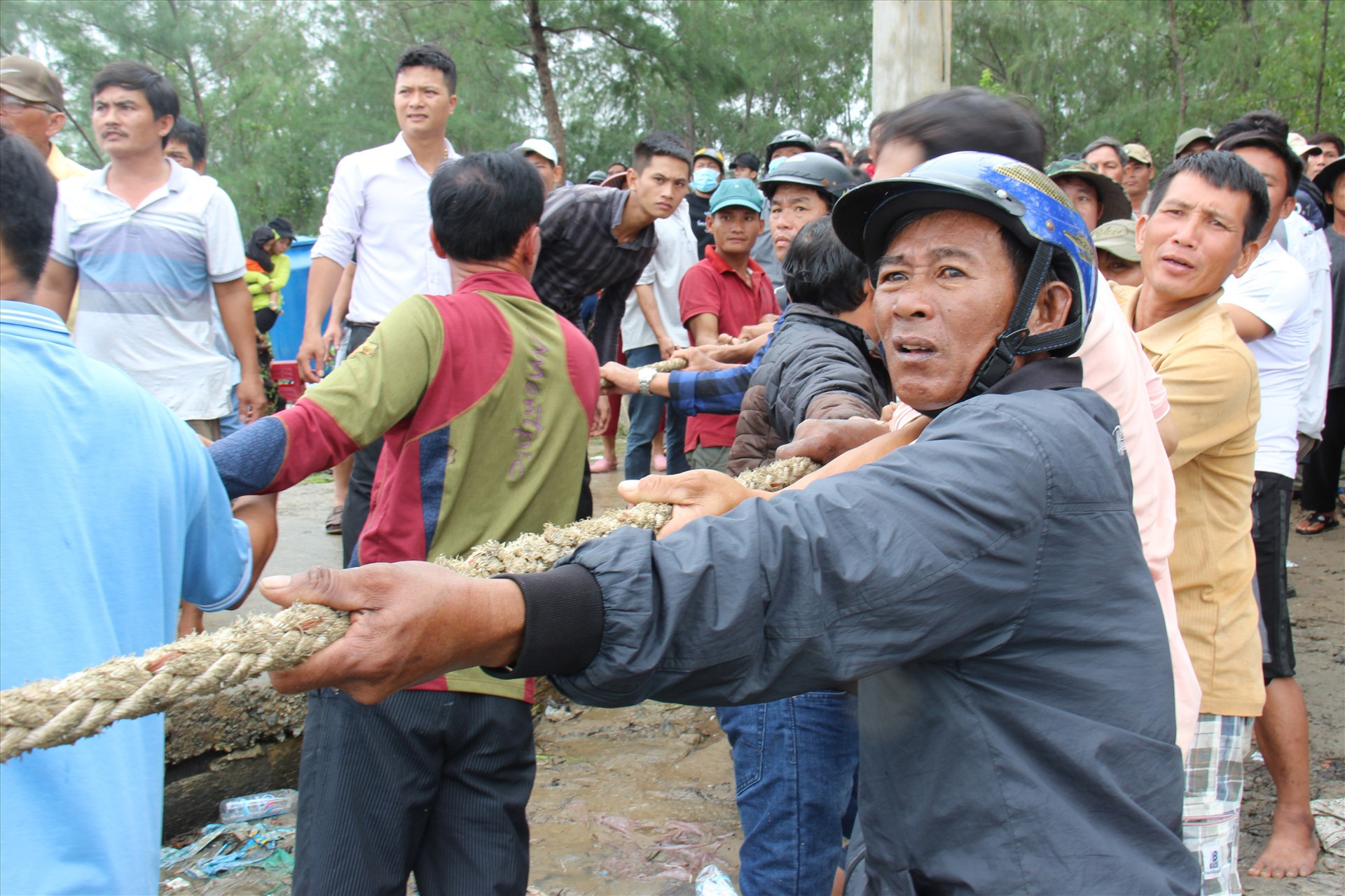 Người dân các xã Tam Tiến, Tam Hòa, Tam Hải hỗ trợ tìm kiếm 2 người mất tích. Ảnh: HOÀI AN