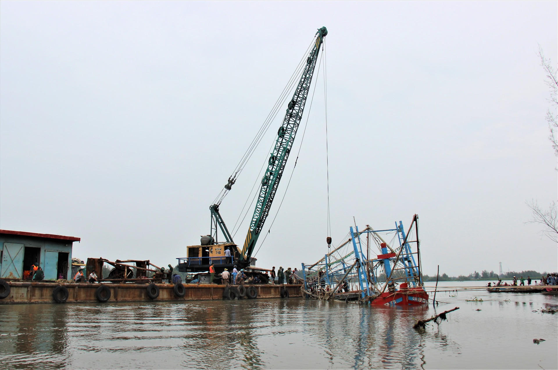 Ngành chức năng tỉnh Quảng Nam điều động 2 xà lan lớn để trục vớt con tàu số hiệu b QNa-90499 TS bị chìm khi đang neo đậu. Ảnh: HOÀI AN