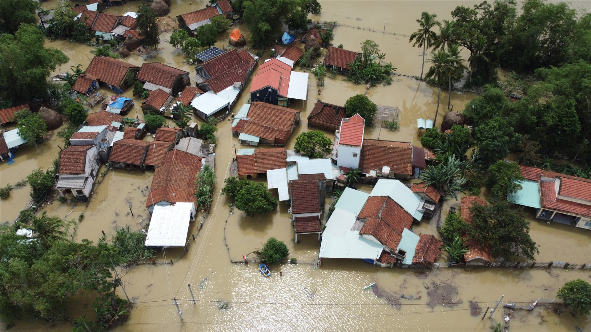 Hàng nghìn ngôi nhà ở Quảng Nam chìm trong lũ dữ. Ảnh: L.T