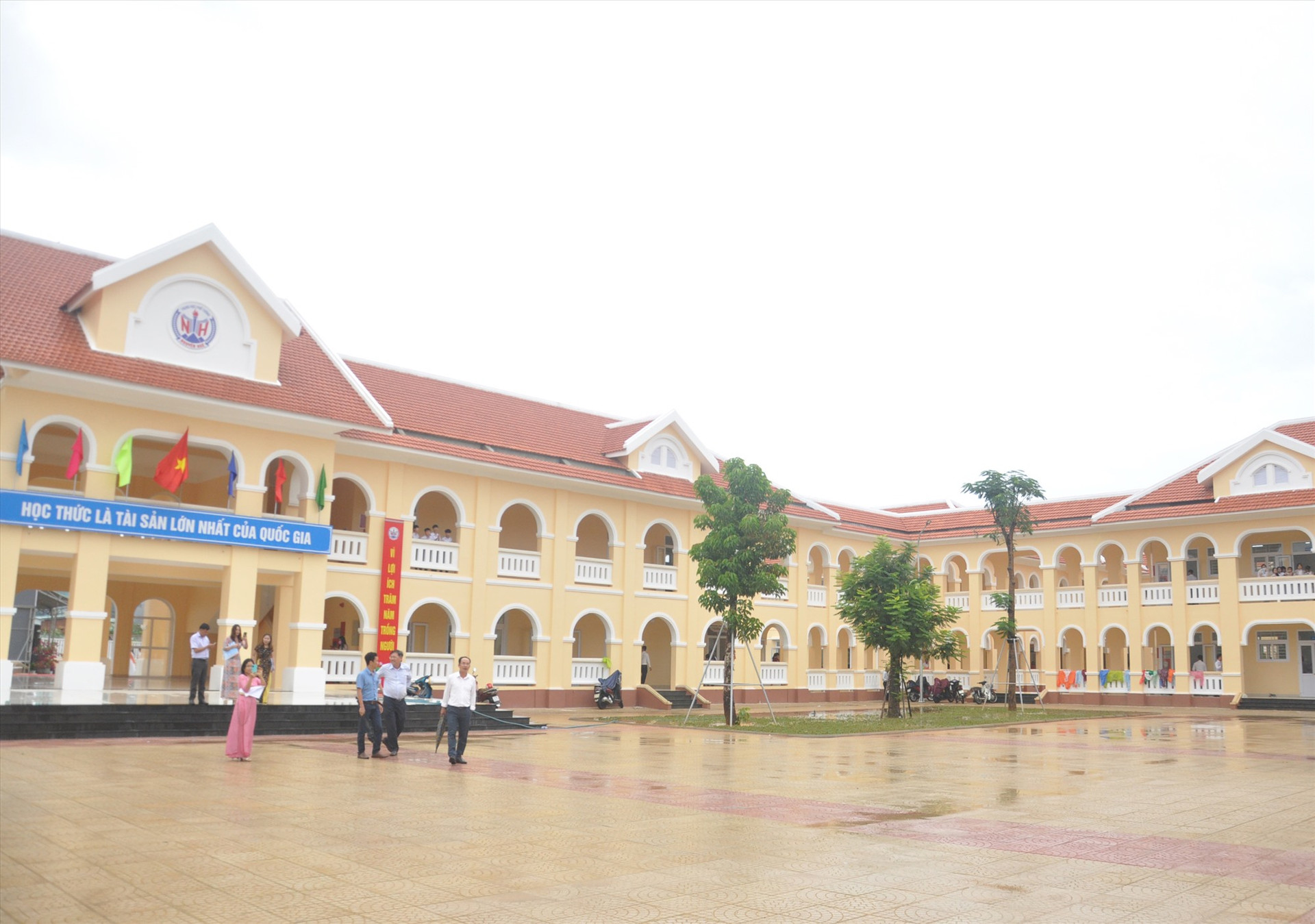 Trường THPT Nguyễn Huệ có thiết kế đẹp và hiện đại. Ảnh: X.P
