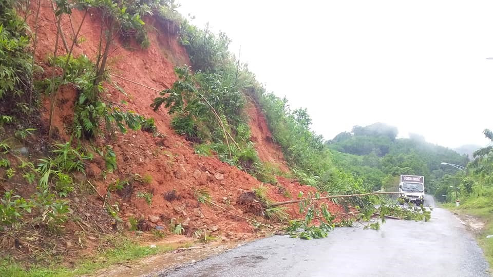 Mưa lớn những ngày qua gây sạt lở nhiều tuyến đường trên địa bàn huyện Đông Giang. Ảnh: V.R