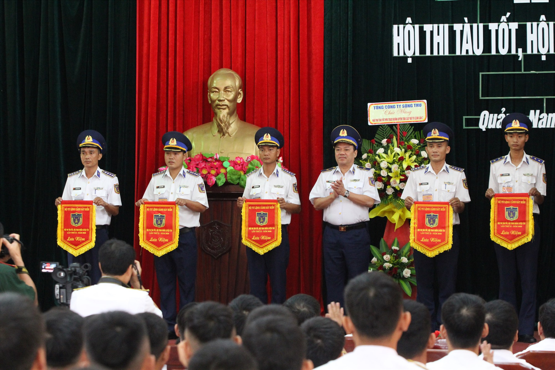 Thiếu tướng Phạm Kim Hậu - Phó tư lệnh, Tham mưu trưởng Cảnh sát biển Việt Nam trao cờ cho các đội thi. Ảnh: T.C