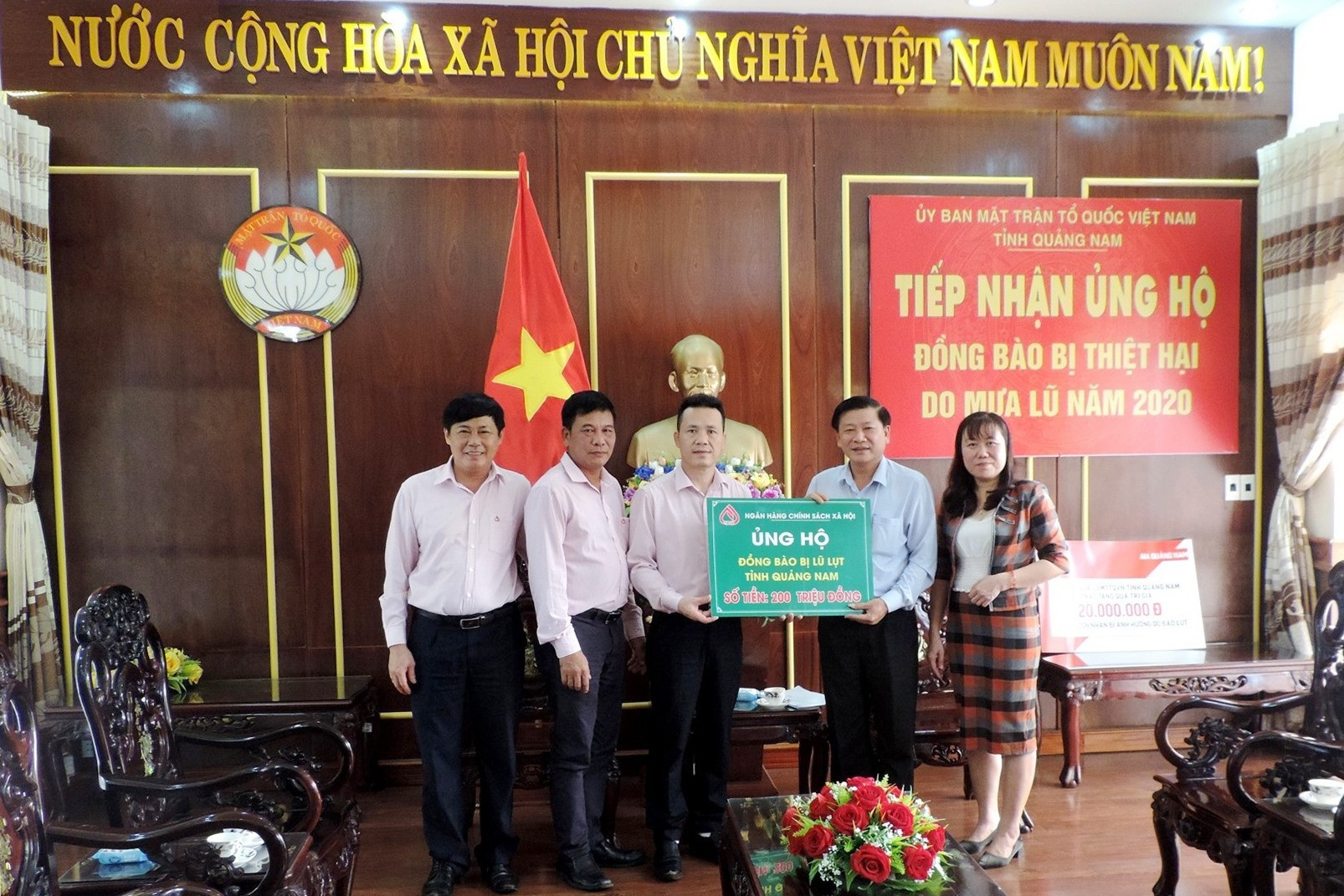 và 200 triệu đồng ủng hộ người dân vùng lũ được Phó tổng Giám đốc Ngân hàng CSXH Việt Nam Hoàng Minh Tế trao đến Ủy ban MTTQ Việt Nam tỉnh.