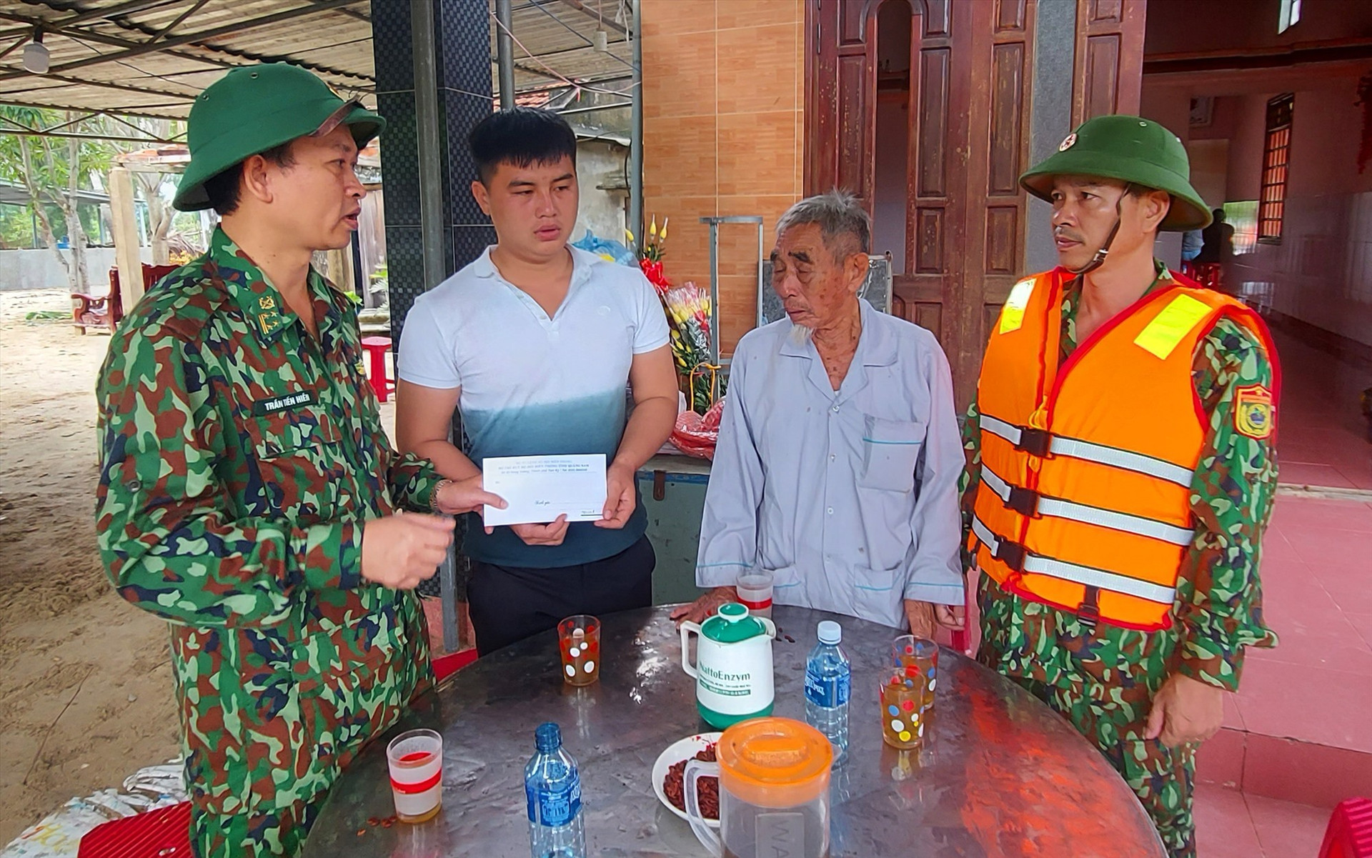 Đại tá Trần Tiến Hiền – Phó Chỉ huy trưởng BĐBP tỉnh trao tiền hỗ trợ cho gia đình ông Nguyễn Diệp. Ảnh: HỒNG ANH