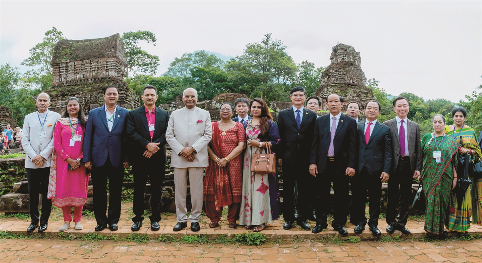 Tổng thống Ấn Độ Ram Nath Kovind thăm Mỹ Sơn và chụp hình lưu niệm với lãnh đạo tỉnh Quảng Nam vào tháng 11.2018. Ảnh: LÊ TRỌNG KHANG