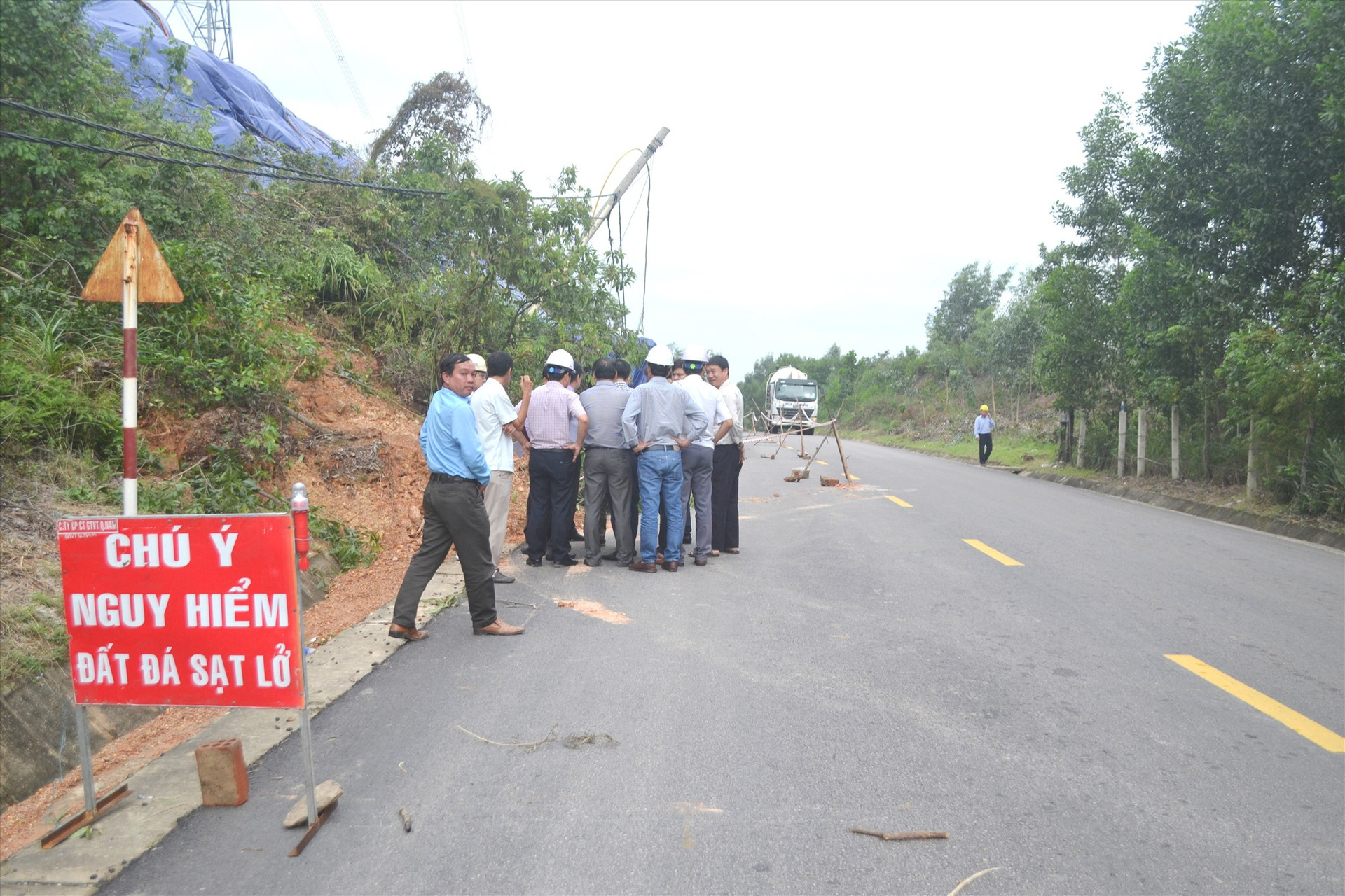 Đoàn công tác Tổng Cục đường bộ Việt Nam kiểm tra hư hỏng tường chắn tại lý trình km44+900, tuyến QL14B. Ảnh: CT