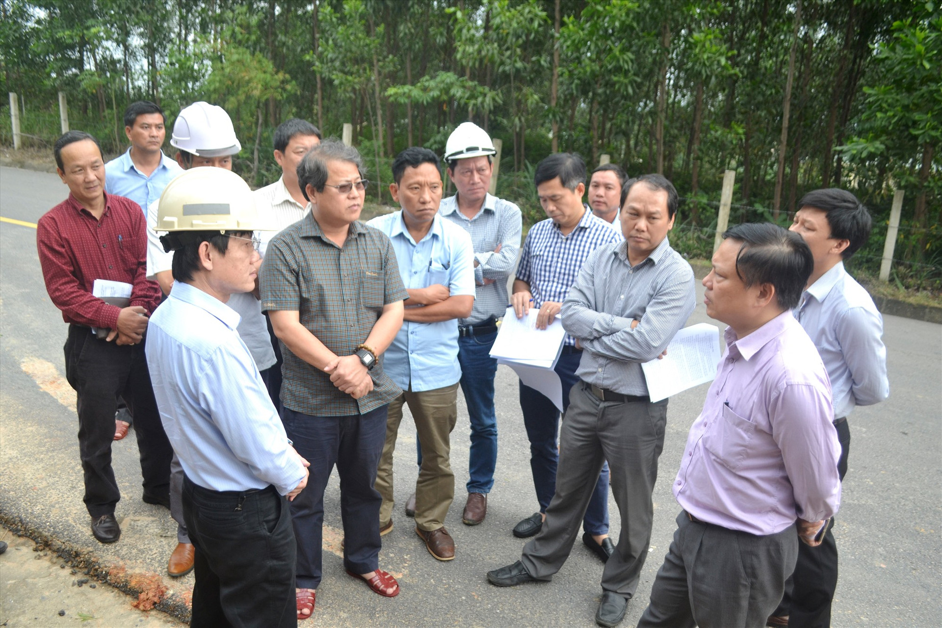 Phó Tổng cục trưởng Nguyễn Xuân Cường (ngoài cùng bên phải) nghe đơn vị quản lý đường dây 500Kv đề xuất phương án khắc phục. Ảnh: CT