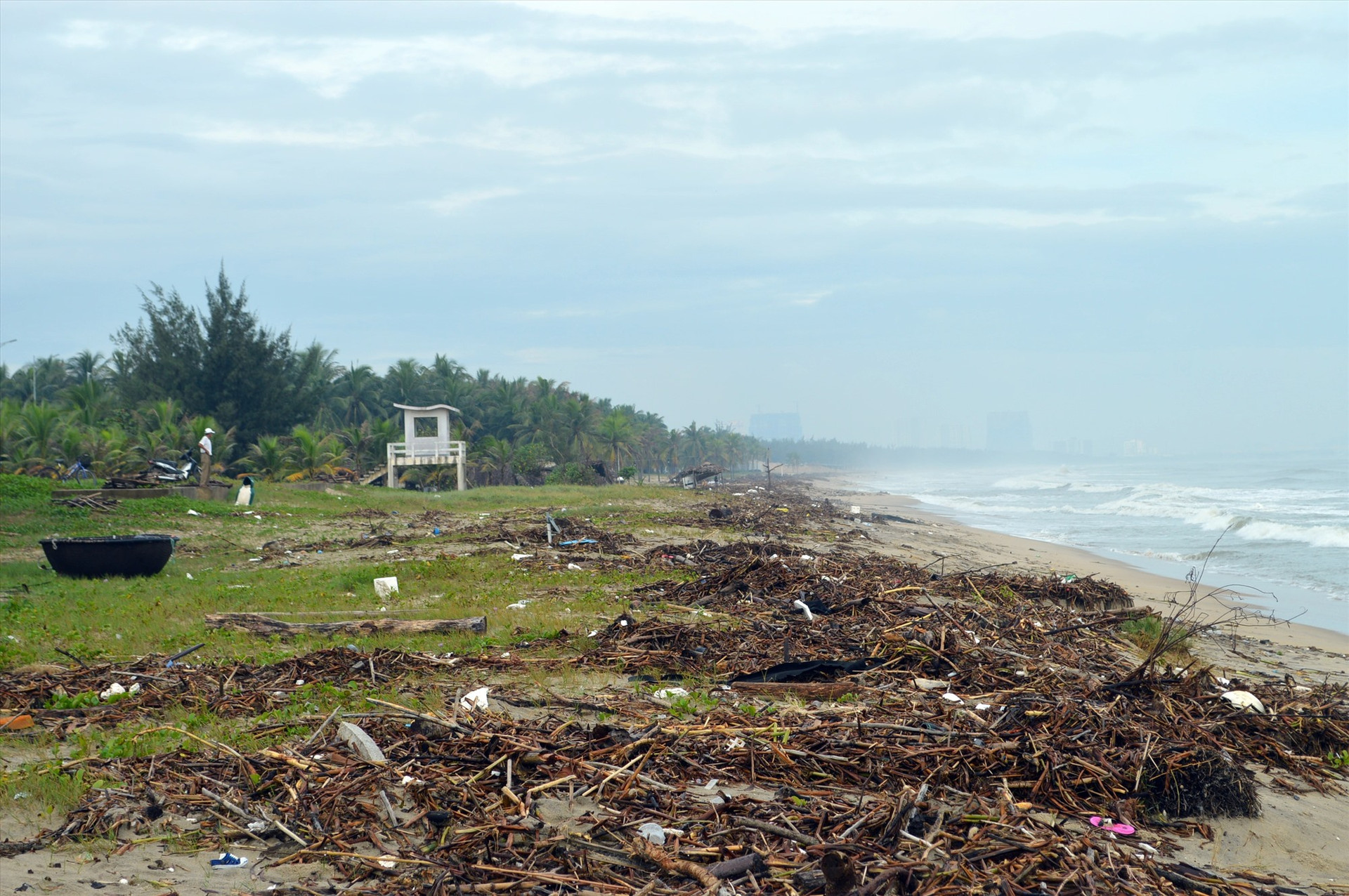 Các địa phương khó thể đủ khả năng thu dọn rác biển sau mưa lũ