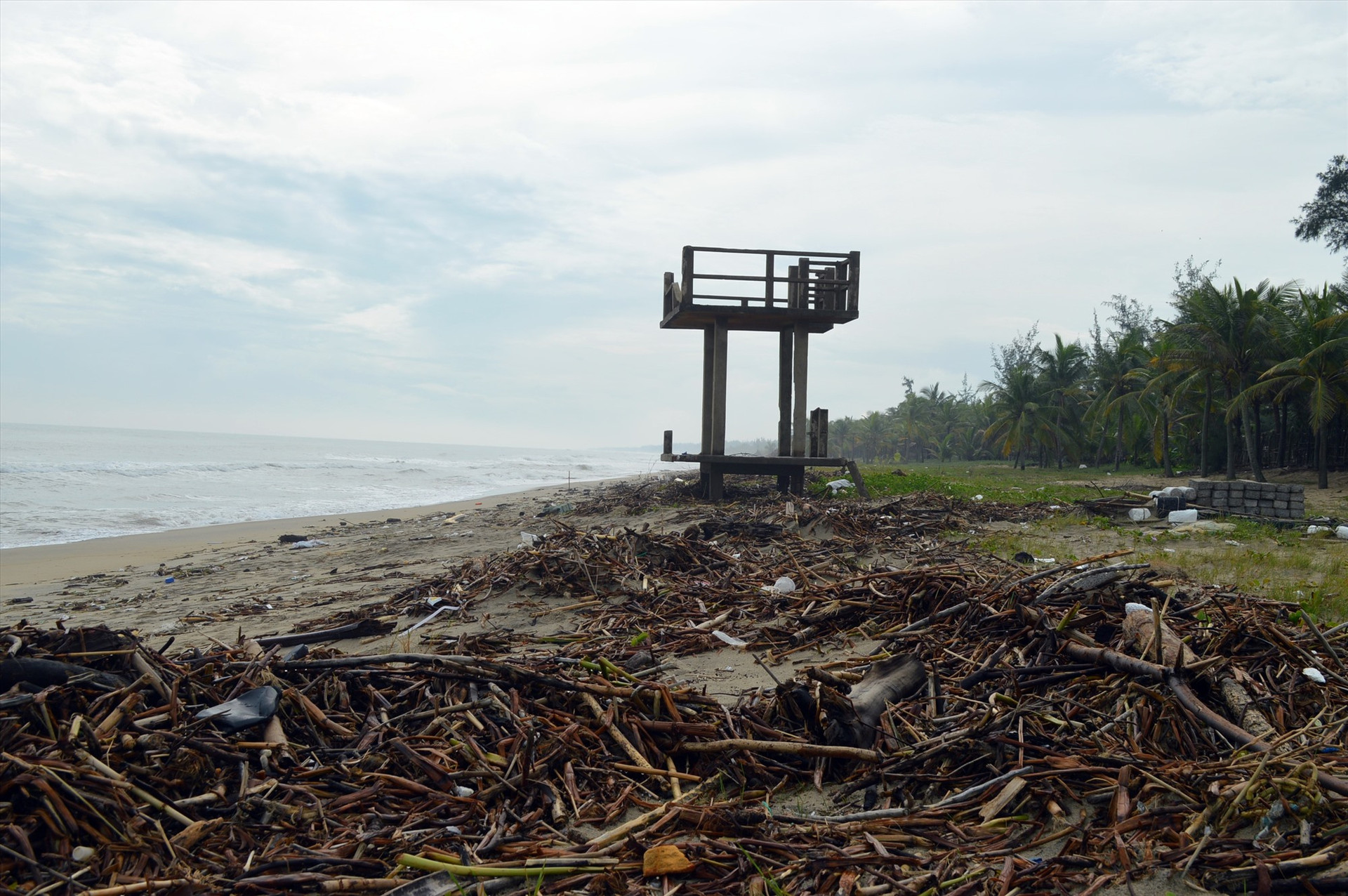 Khoảng 7km bờ biển Điện Dương đã bị rác phủ lấp