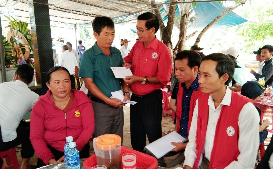 Hội Chữ thập đỏ tỉnh hỗ trợ gia đình nạn nhân trong bão số 6. Ảnh: P.C.R