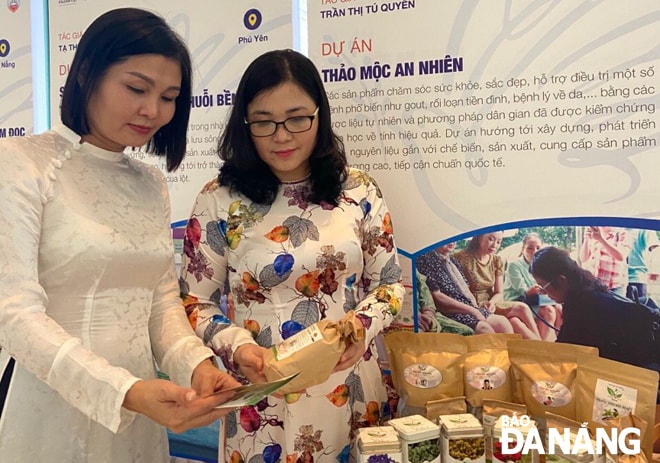 Hỗ trợ phụ nữ khởi nghiệp luôn là nhiệm vụ trọng tâm của các cấp Hội Phụ nữ thành phố. TRONG ẢNH: Gian trưng bày sản phẩm Thảo mộc An Nhiên tại cuộc thi Phụ nữ khởi nghiệp toàn quốc năm 2020 được tổ chức tại Hà Nội ngày 12-10. Ảnh: NVCC