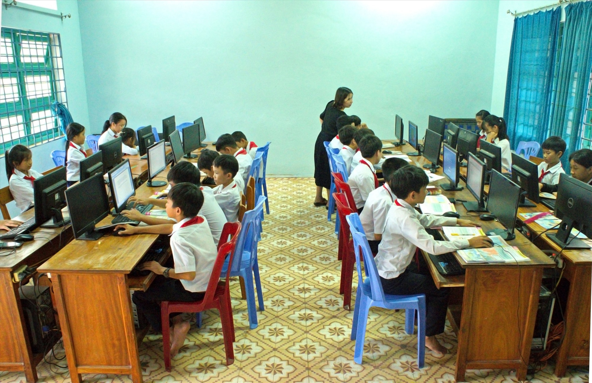 Trang thiết bị, đồ dùng dạy học của Trường THCS Phan Bá Phiến (xã Tam Tiến) được đầu tư đồng bộ, đáp ứng nhu cầu giảng dạy và học tập. Ảnh: NGUYỄN ĐIỆN NGỌC
