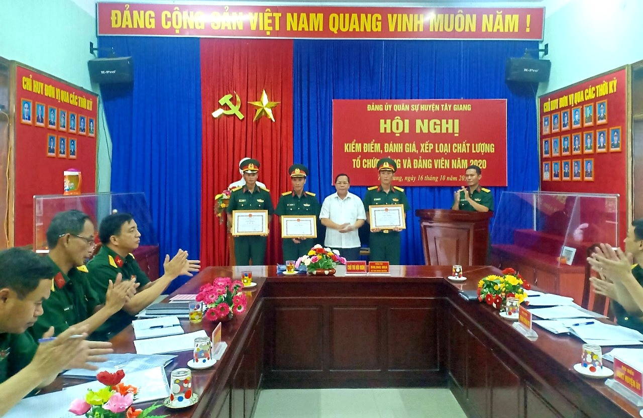 Bí thư Huyện ủy, Chủ tịch UBND huyện Tây Giang - Bh'ling Mia tặng giấy khen động viên các chiến sĩ. Ảnh: C.L.N